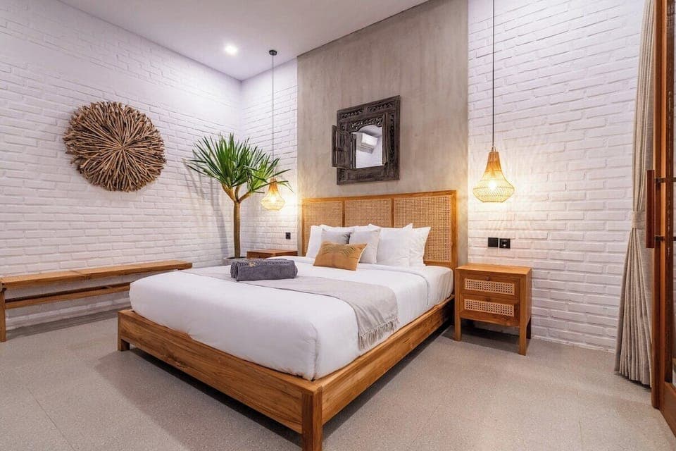 Step into serenity and comfort at Villa Samalas-’s ensuite bedroom—a tranquil sanctuary blending tropical style with Bali’s calming charm. Your personal escape awaits. #Villa Samalas