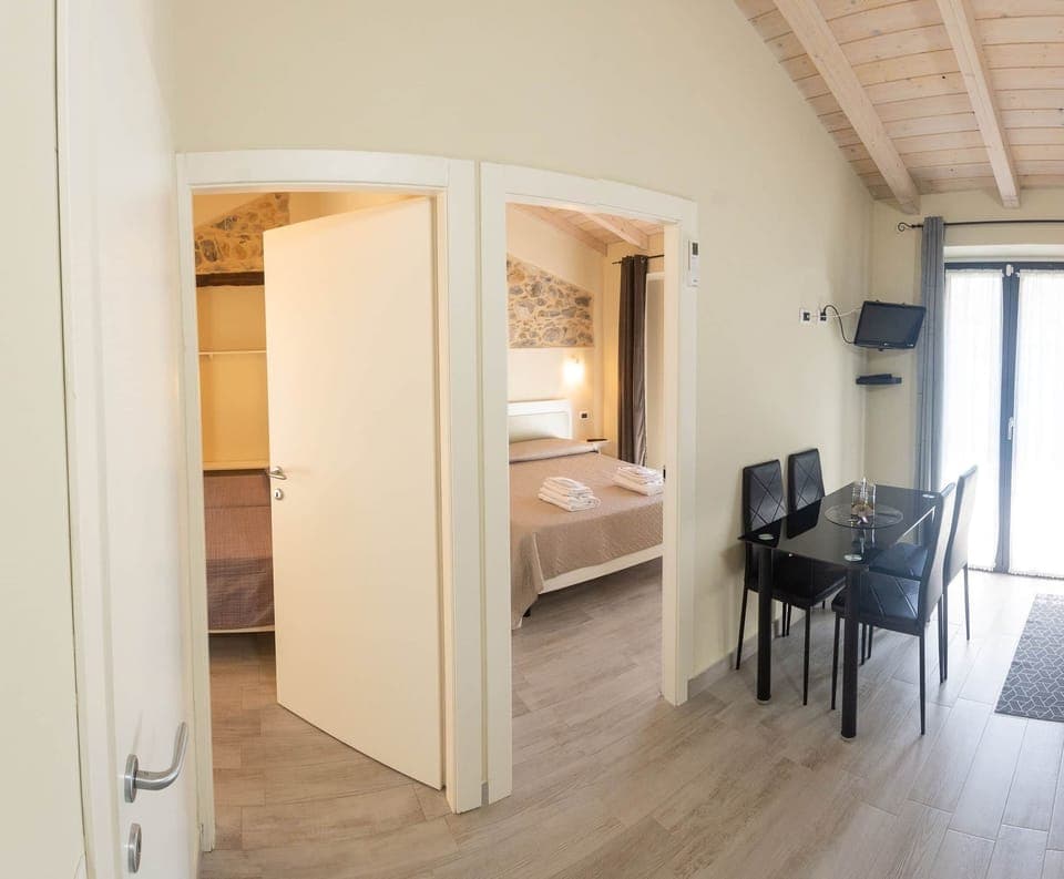 alt="Vista camere e cucina''