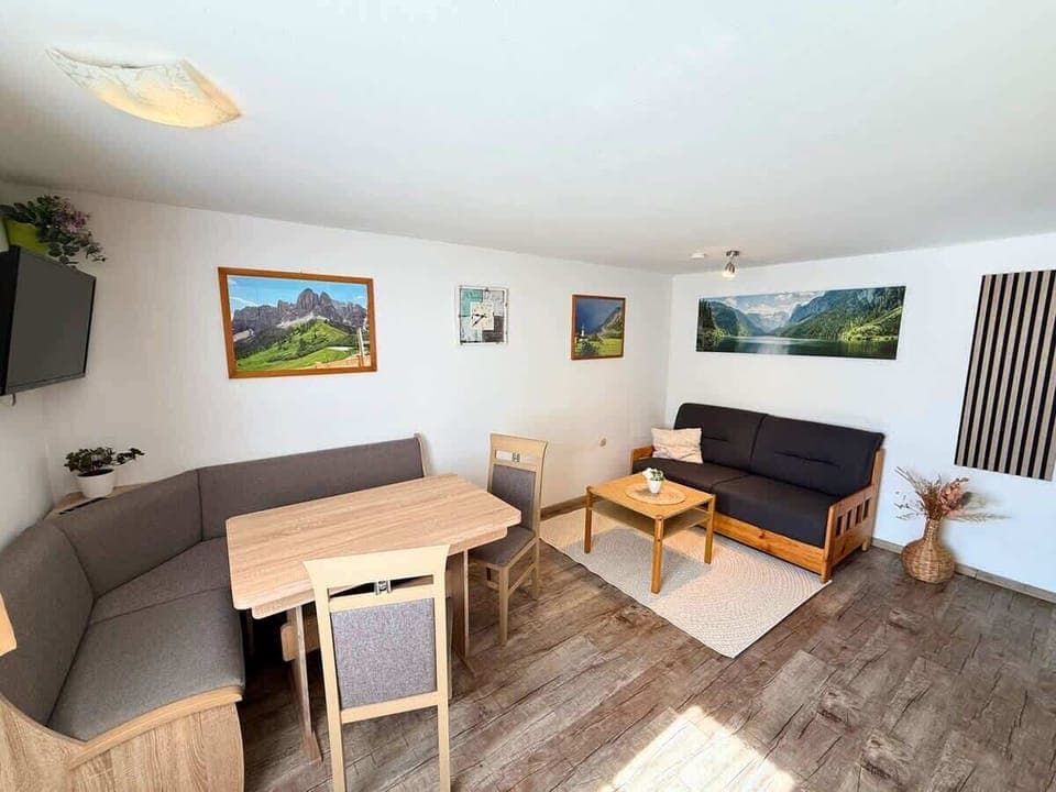 Essbereich und (Schlaf-)Sofa