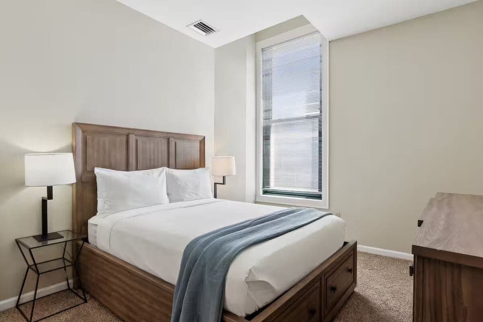 Unit with one queen bed