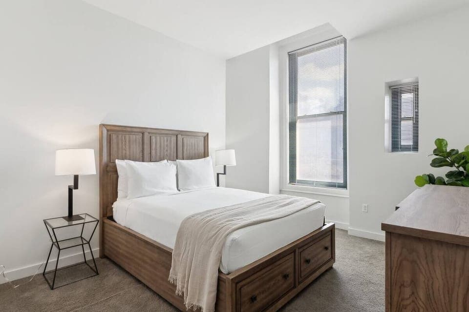 Unit with one queen bed