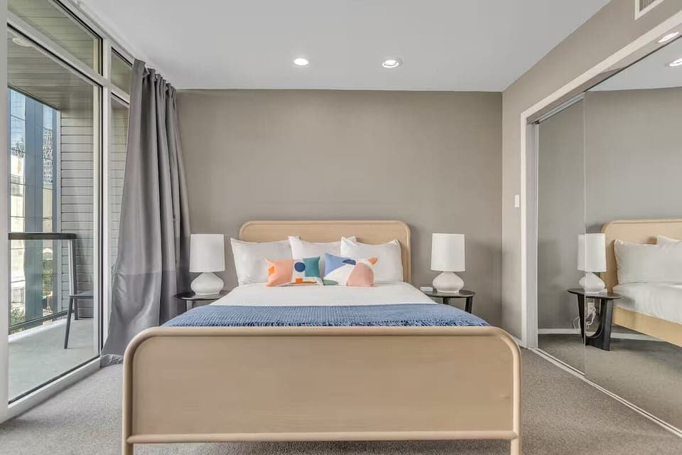 Unit with one Queen bed