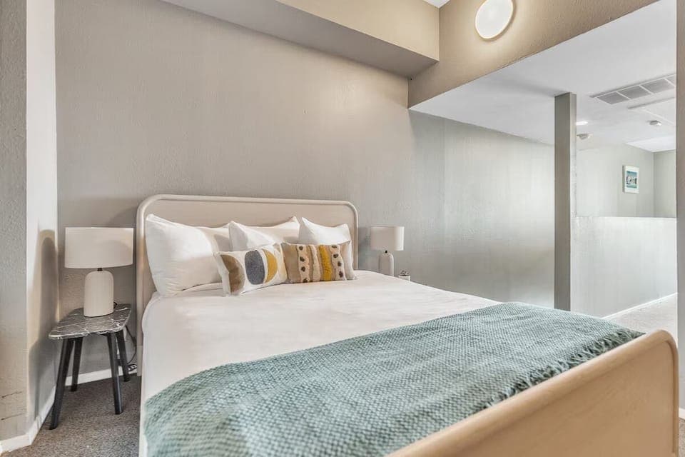 Unit with one Queen bed