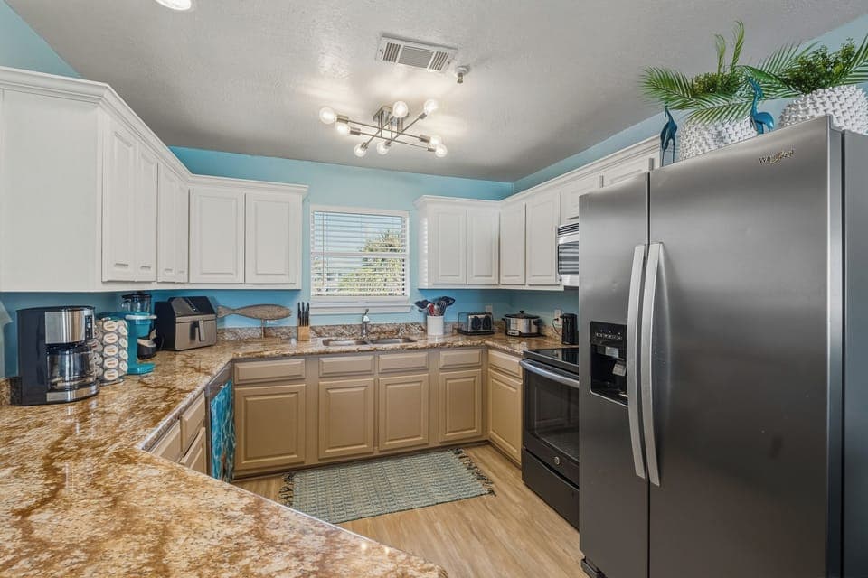 Well-appointed kitchen for all your cooking needs!
