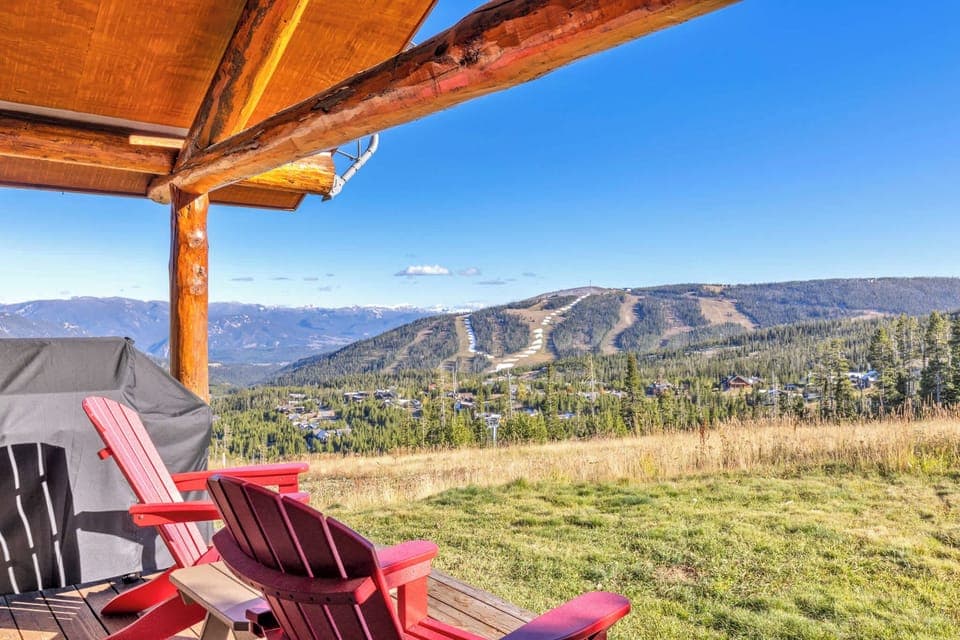 Deck: Ski-in/ski-out access, 4-person hot tub, gas grill, mountain views
