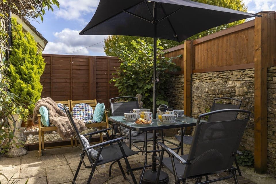 April Cottage Outside - StayCotswold