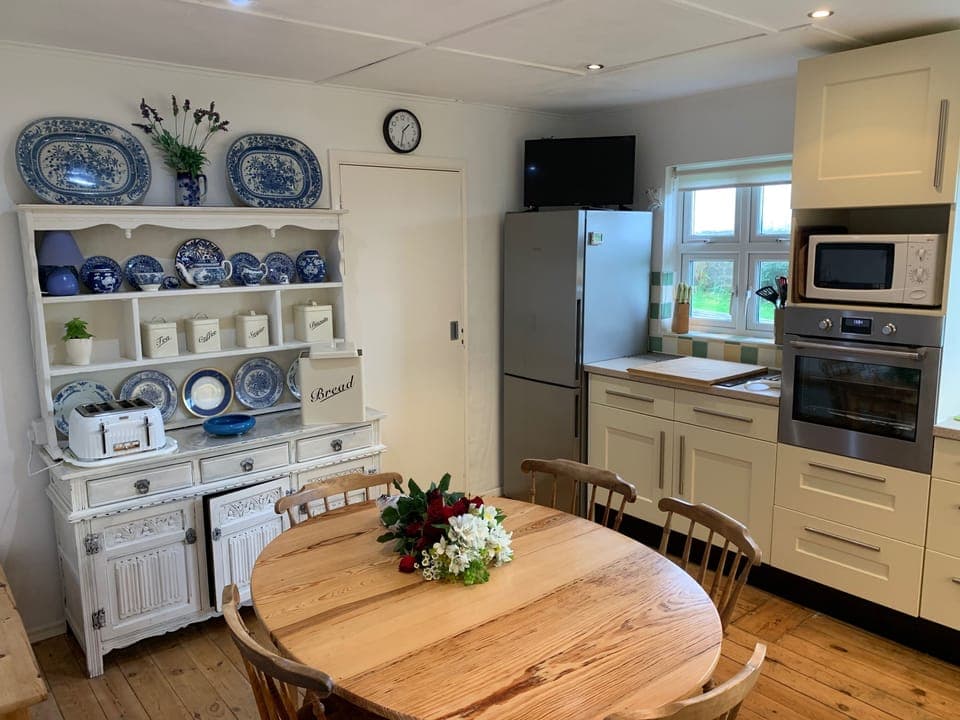 Well equipped kitchen with extendable table that seats 8