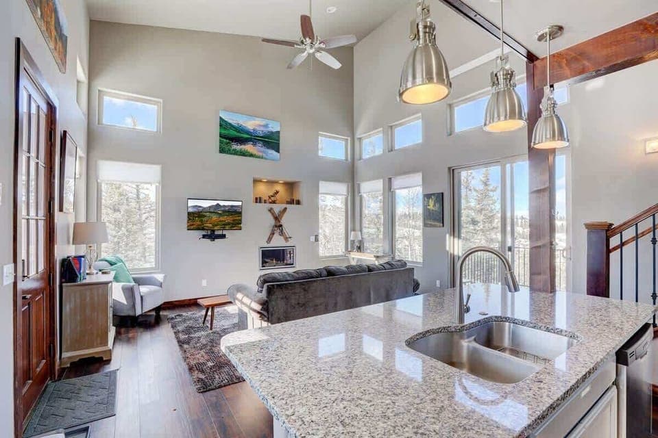 Living Room: Expansive windows frame breathtaking views, perfect for unwinding in style!
