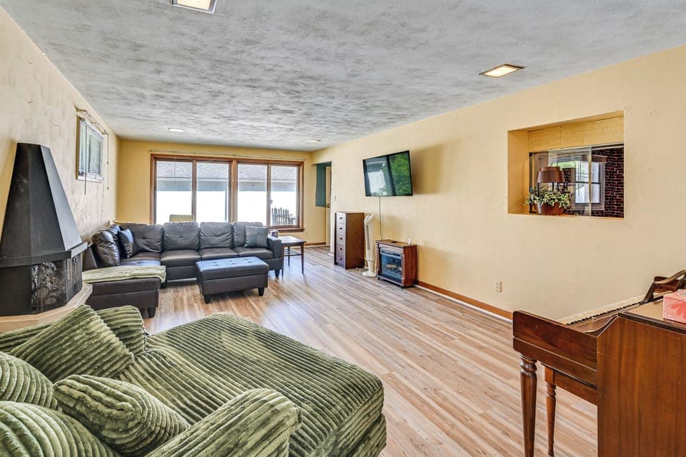 Newark Vacation Rental | 3BR | 1BA | 1,332 Sq Ft | Steps to Enter