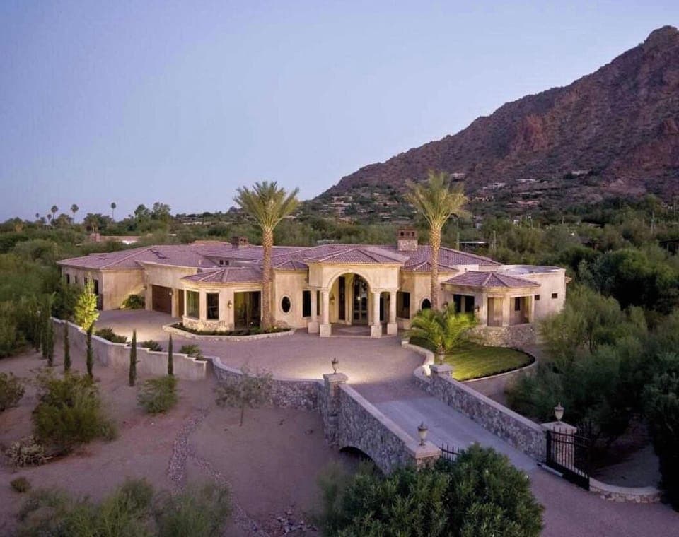 Romantic Gate Away in Paradise Valley like no other..