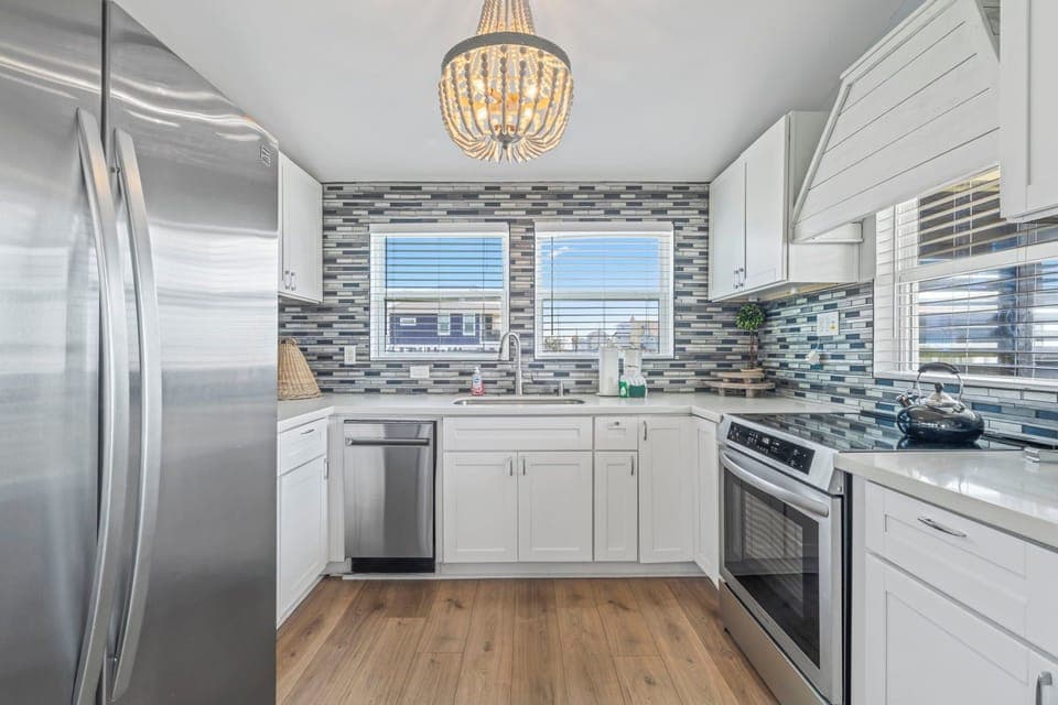 Fully updated kitchen with beautiful appliances