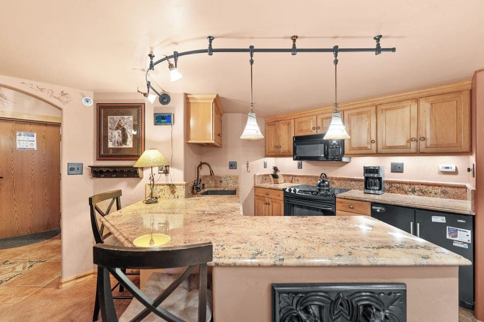 Full kitchen with a breakfast bar, seating 2.