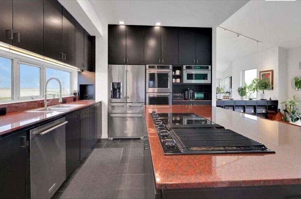 Large fully equiped kitchen with lots of space