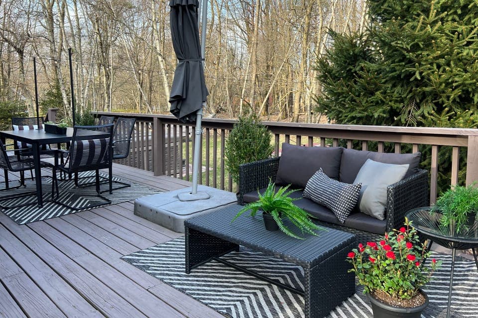 Deck:  a la fresco dining, seating, oversized umbrella