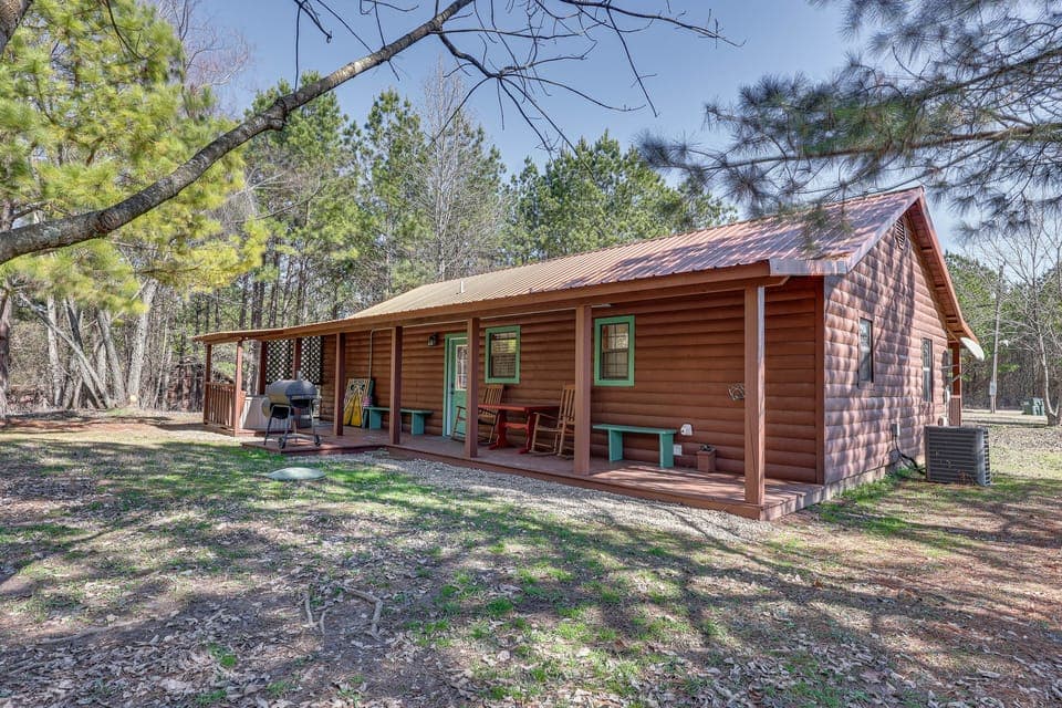 Private Starlight Lodge cabin nestled in the pines near Mountain Fork River in Broken Bow.