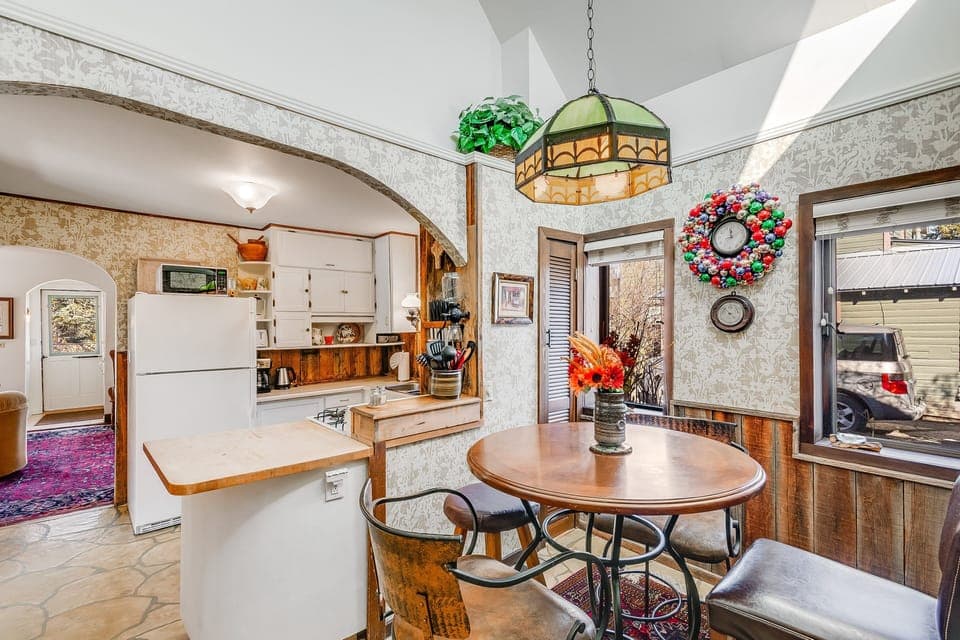 Dining Area & Kitchen