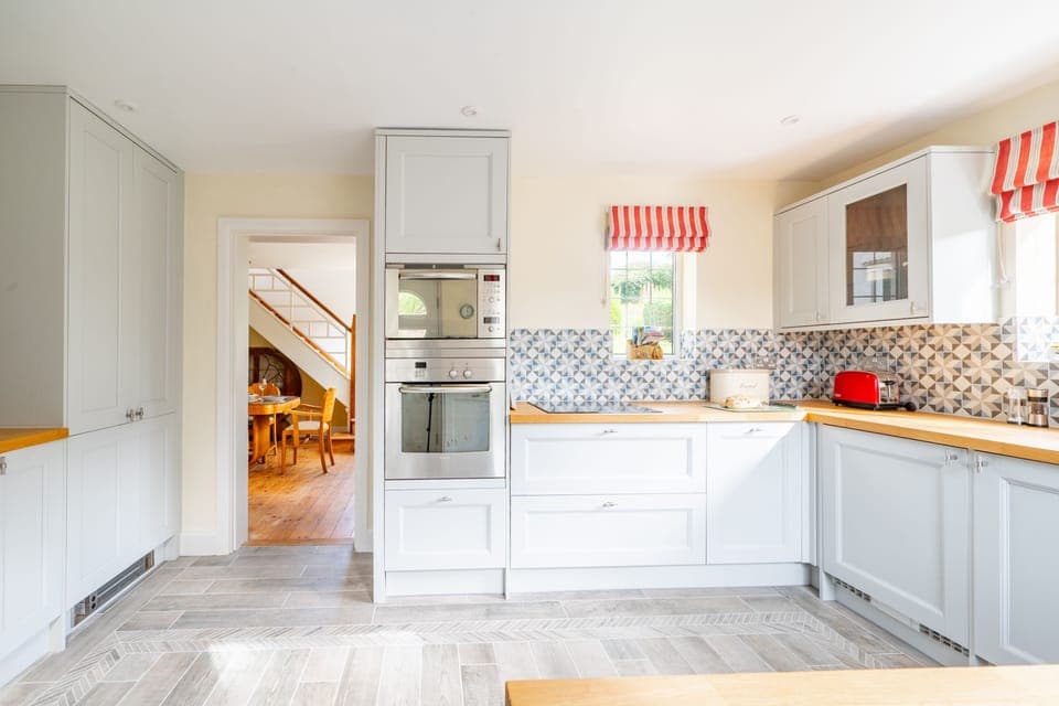 Greentiles, Sheringham: Well-equipped kitchen with view to the dining room