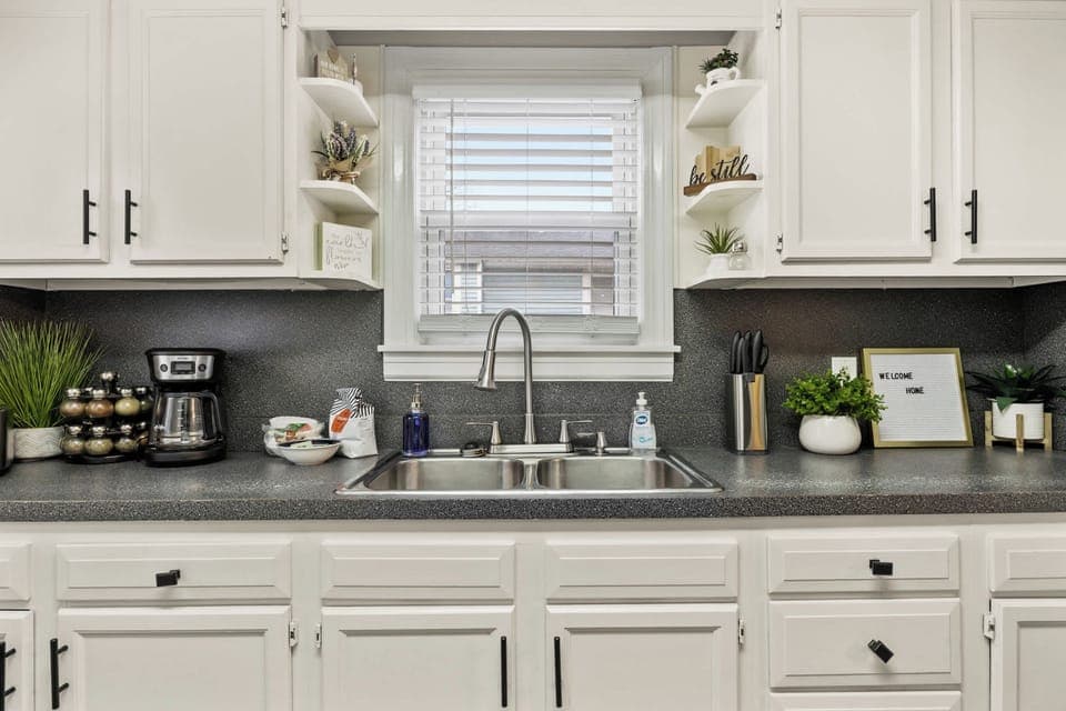 Kitchen: Fully equipped kitchen with all the essentials for cooking and dining in.