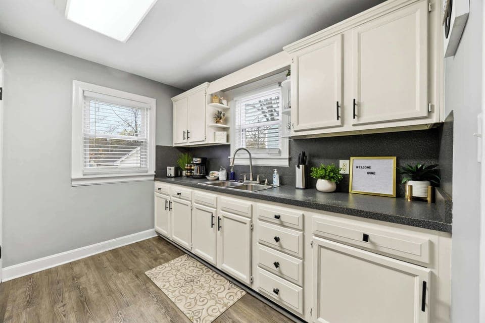 Kitchen: Fully equipped kitchen with all the essentials for cooking and dining in.