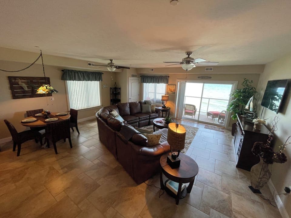 Big, open concept condo

440-479-4531