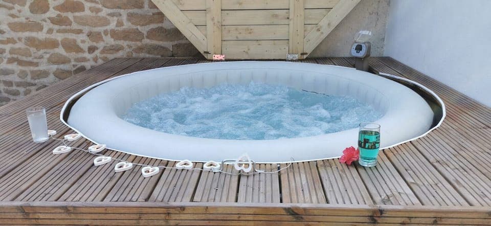 Outdoor spa tub