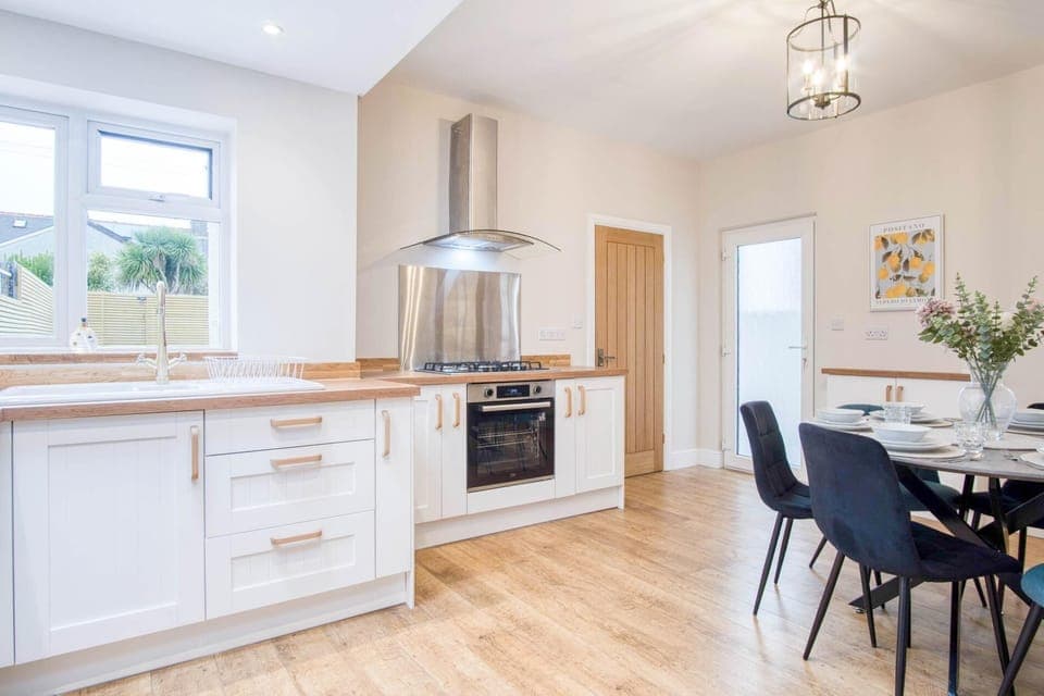 Seascape Retreat - 3 Bedroom Flat - Porthcawl (8819)