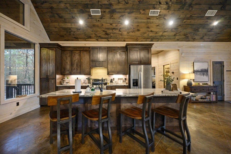 Kitchen with island seating (4)