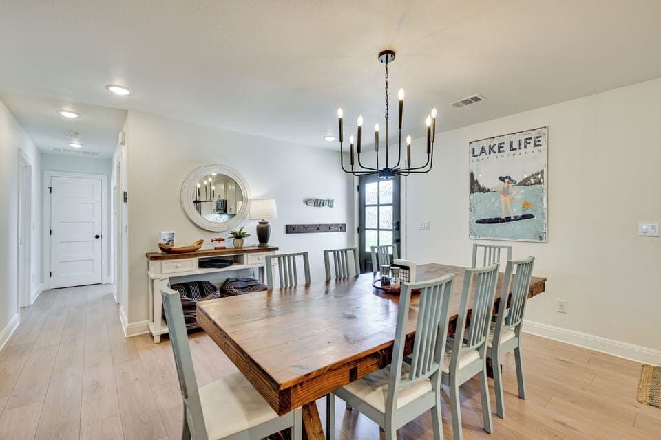 Dining Area | Dishware/Flatware Provided | 1st Floor