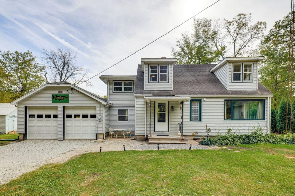 Ashkum Vacation Rental | 2BR | 1BA | 1,100 Sq Ft | 3 Steps to Enter