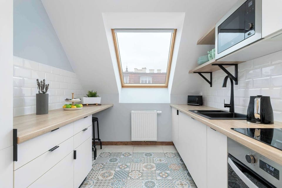 Open kitchen and dining area – Fully equipped with modern appliances and ample workspace.