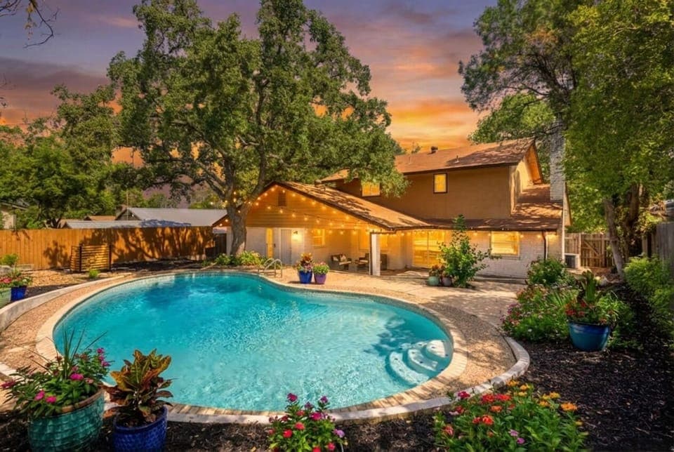 ✨ Welcome to Forest Oaks Pool House!