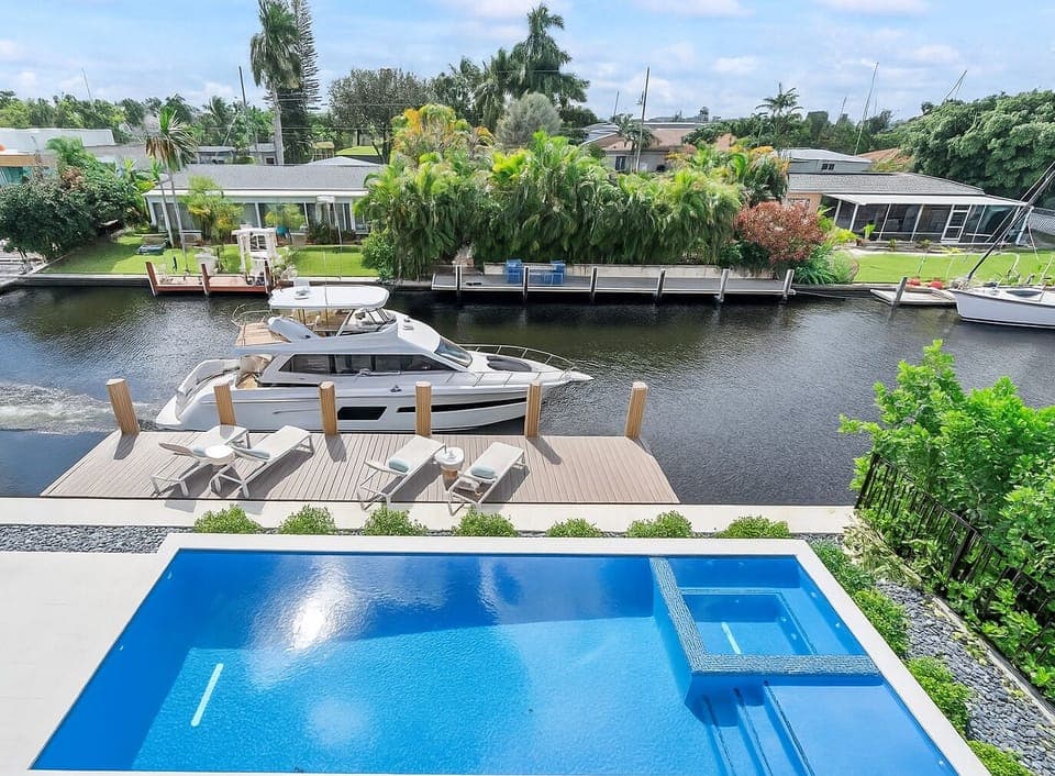 Salted heated pool - hot tub - rooftop - intercostal access - near las olas blvd