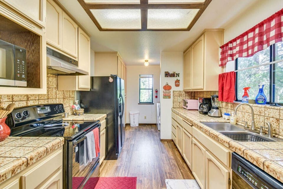 Fully equipped kitchen with vintage charm | Perfect for home cooked meals