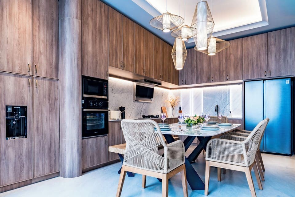 [KITCHEN] Fully stocked & equiped with Refrigerator, Stove, , Microwave, etc