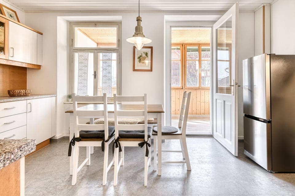 Kitchen with dining table in the Bergwelten family vacation apartment in Bludenz.