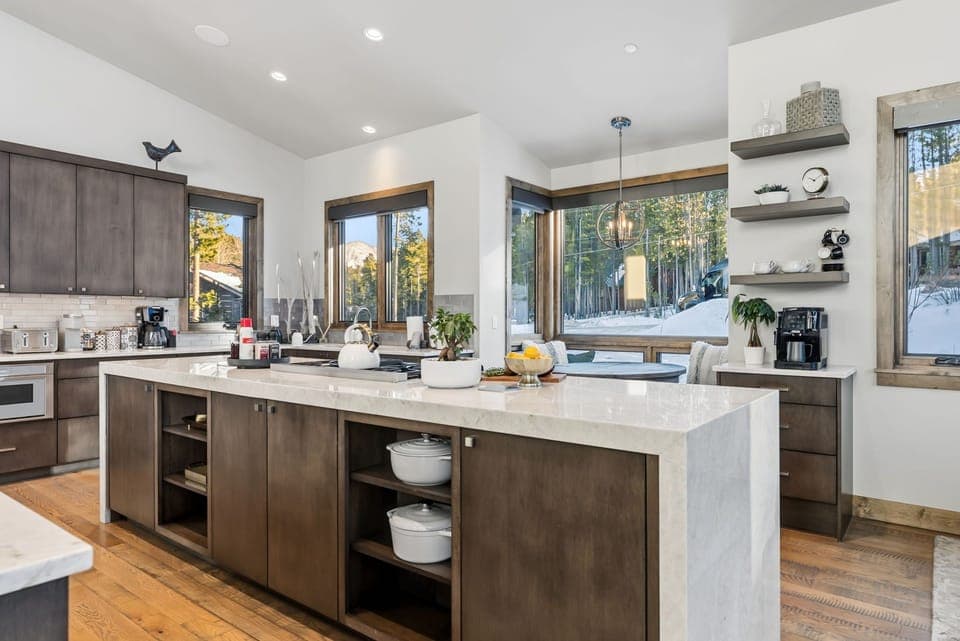 Designer Kitchen Details — waterfall-edge granite, picture windows, motorized blinds, and refined finishes elevate every culinary moment. ✨🍽️