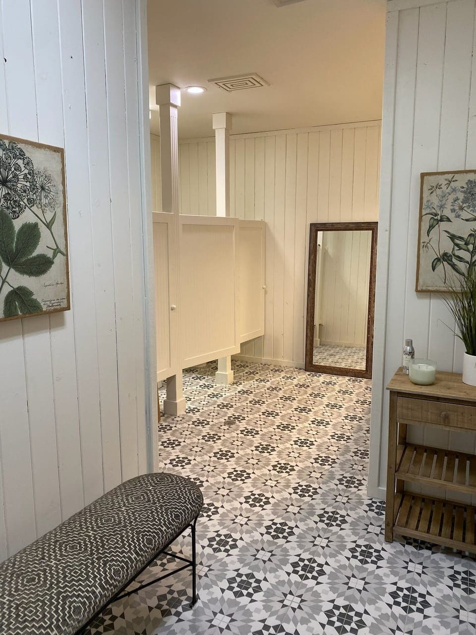 Hallway bathroom, 2 stalls, main house