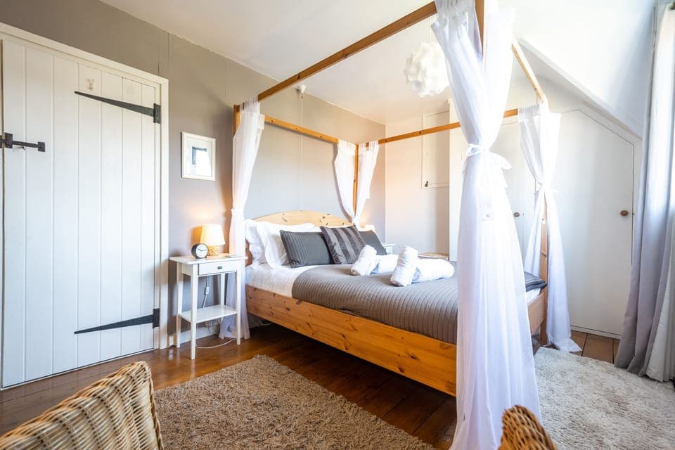 Fairstead Cottage, Holt: Luxurious king-size four poster bed