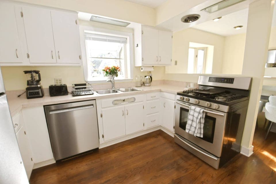 Kitchen (main floor)