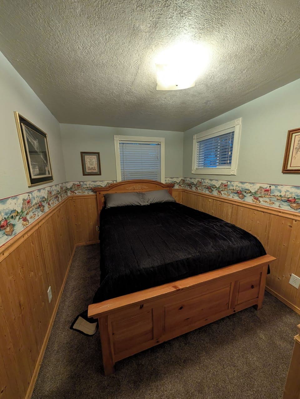 Queen Bed - Downstairs