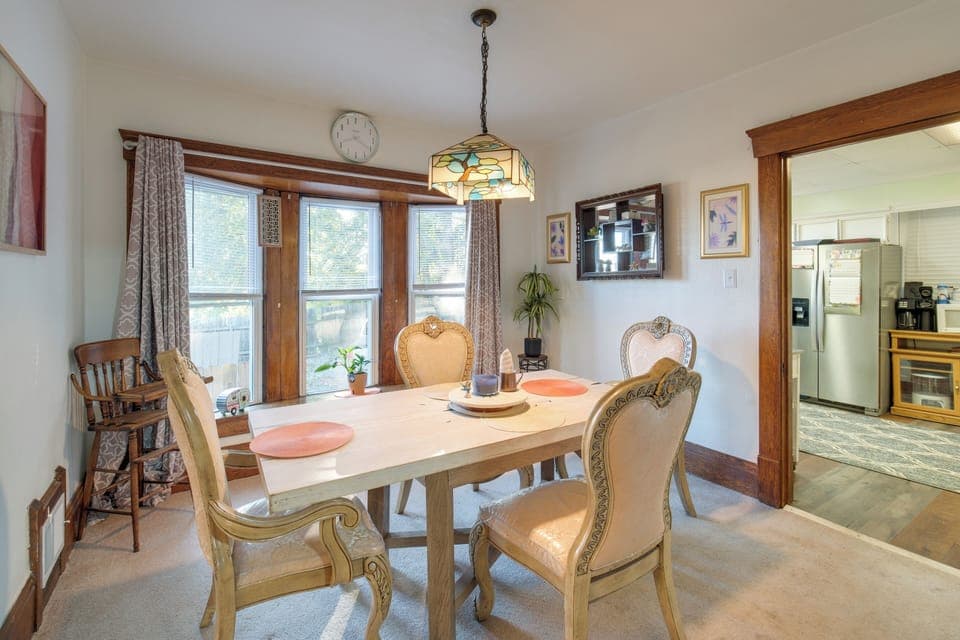 Dining Area | Dishware/Flatware Provided | 1st Floor