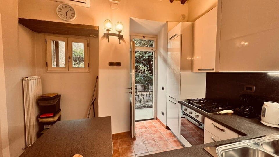 Kitchen, Kitchen Appliance, Major Appliance, Countertop, Flooring, Interior Design, Wood, Floor, Ceiling, Home Appliance