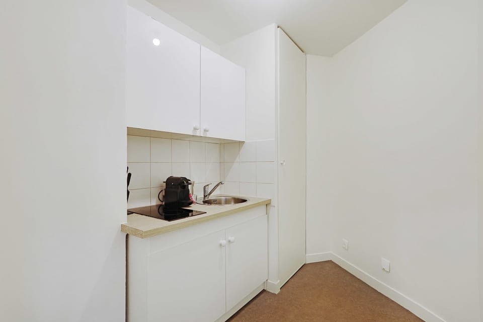 Kitchenette fonctionnelle et équipée : rangements, évier, plaques, etc.