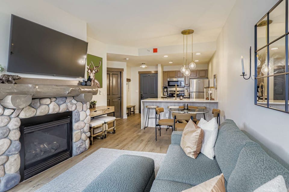 Living Room, Cozy, Fireplace, Smart TV, Wifi, Kitchen bar, Small Dining table