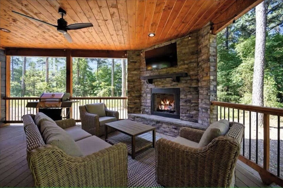 Outdoor BBQ, fireplace, and TV—your all-season entertainment spot