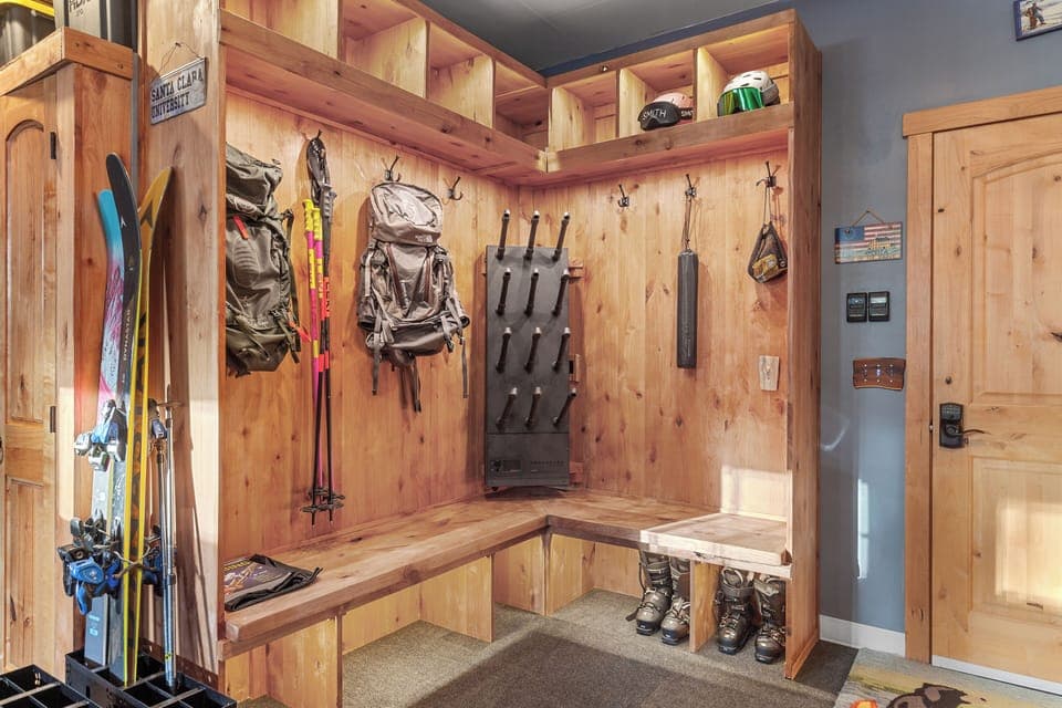 Ski/Snowboard station with boot dryer (gear not included) - Ski/Snowboard station with boot dryer (gear not included)