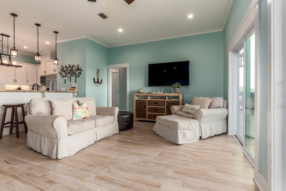 Sea La Vie - Living Space with TV