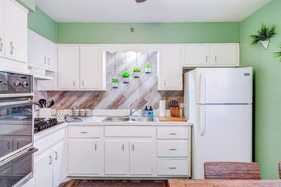 [Kitchen] ~ High-end appliances, Full size refrigerator, Stove, Oven, Microwave, Coffee maker, Dishwasher