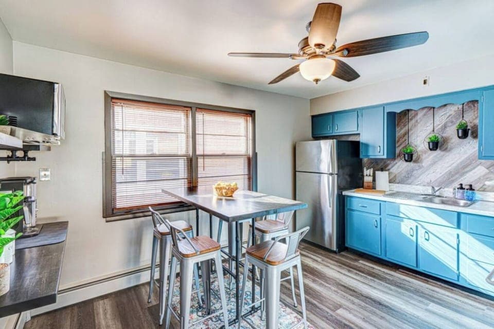 [Full Kitchen] ~ Spices, Microwave, Oven, Stove, Toaster, Electric Kettle, Coffee/Tea Maker, Kitchen Utensils