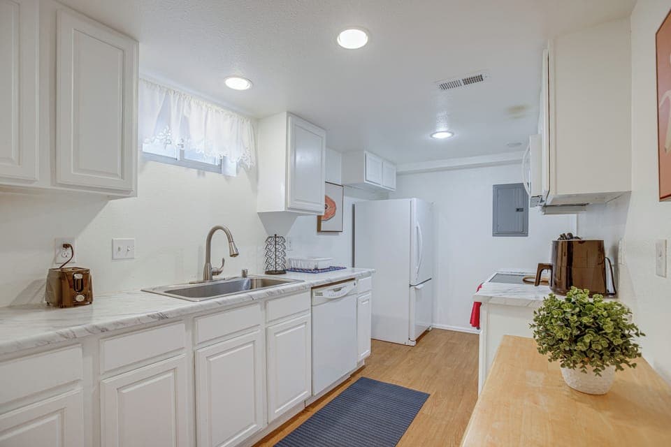 Kitchen | Dishwasher | Drip Coffee Pot | Toaster